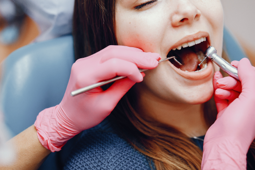 hermosa-chica-sentada-oficina-dentista 2